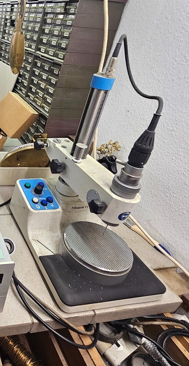 Degussa F1 Parallelfräsgerät mit ausladendem Fräsarm, Handstück und rundem Modelltisch