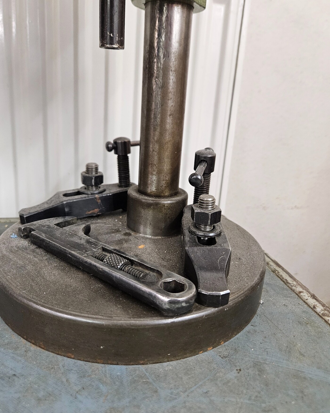 Modelltisch mit Spannvorrichtungen, Werkzeug und Metallspänen