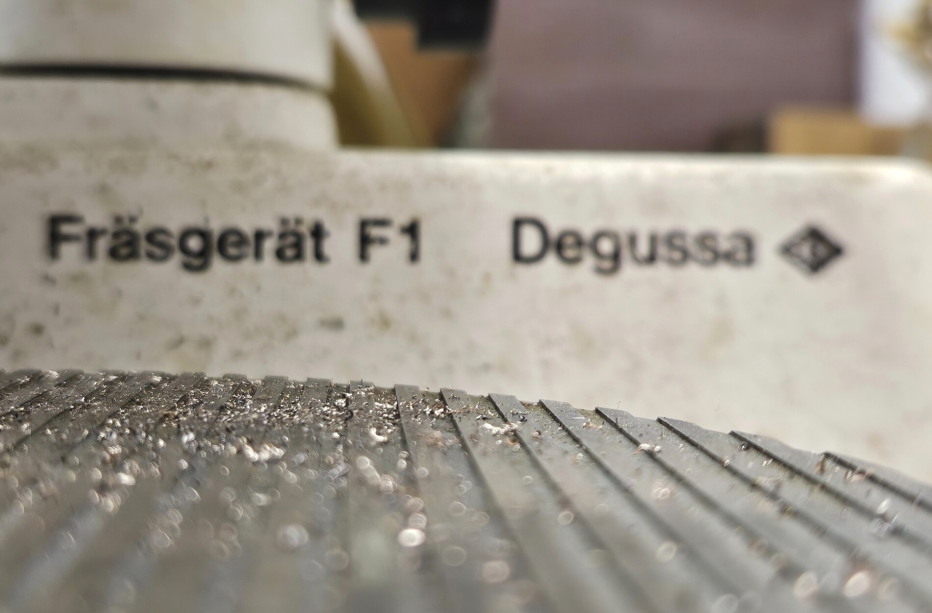 Nahaufnahme der Beschriftung Fräsgerät F1 Degussa