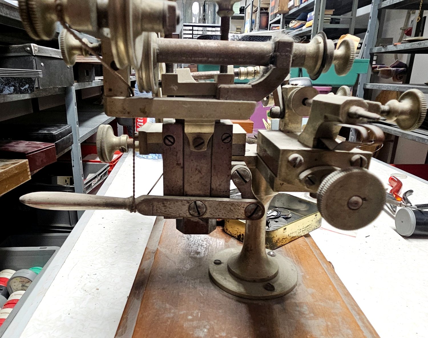 Detailansicht der Klammerdrehbank mit Spannvorrichtung, Führungen und feinmechanischem Arbeitsbereich