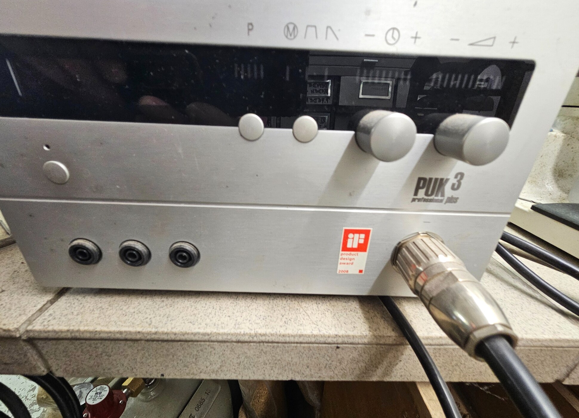 Front des Lampert PUK 3 professional plus mit Reglern, Anschlüssen, Handstück und iF-Aufkleber