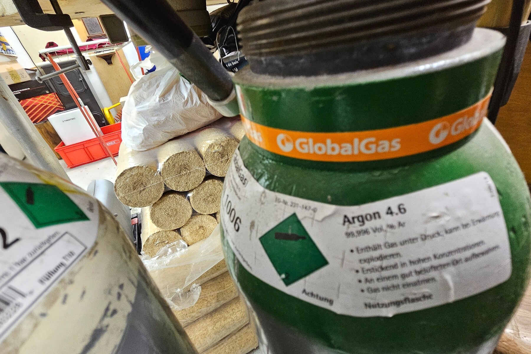 Nahaufnahme der Argon-4.6-Kennzeichnung auf einer Schutzgasflasche