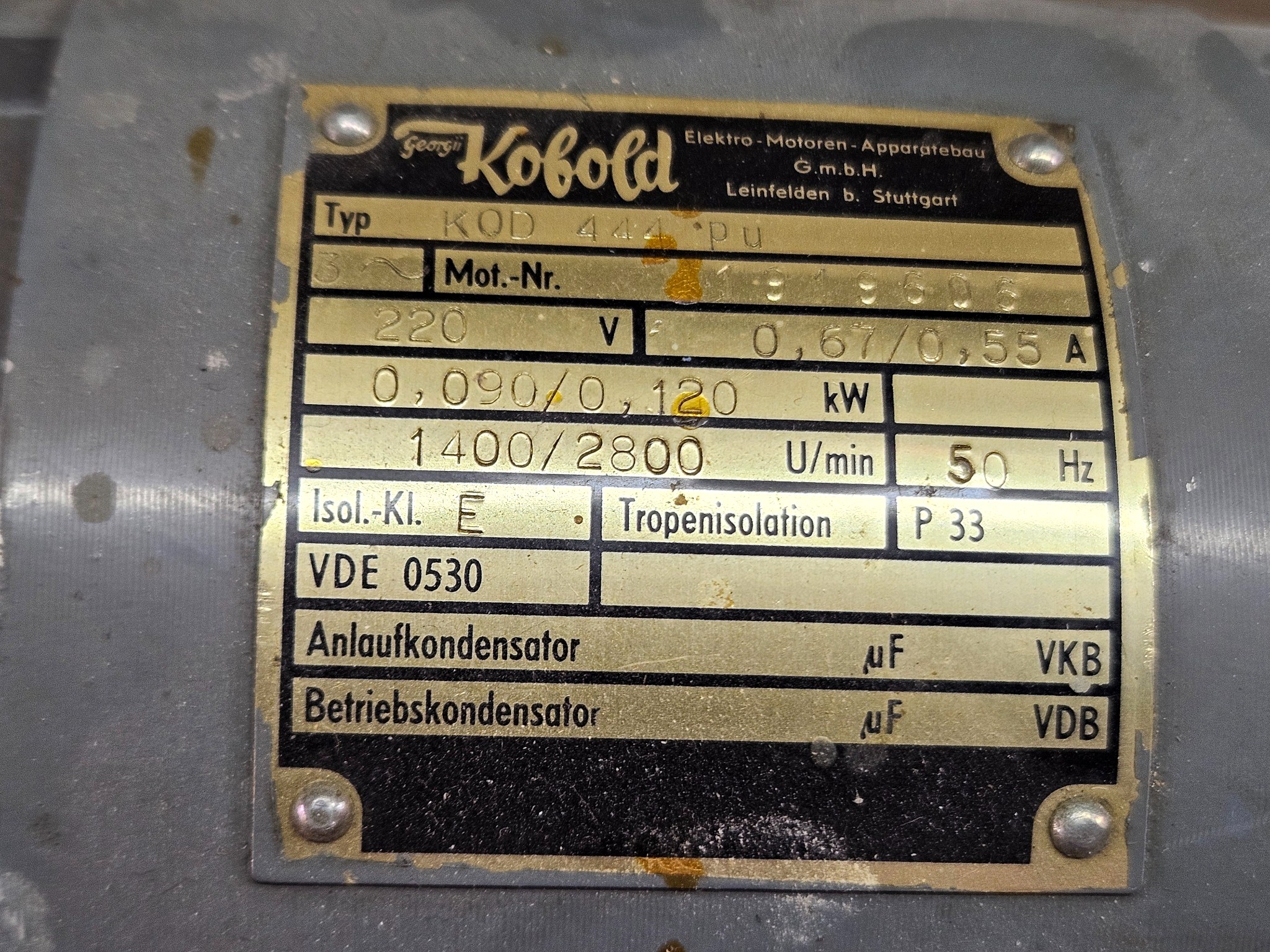 Typenschild des Georg-Kobold-Motors mit Spannungs-, Leistungs- und Drehzahlangaben