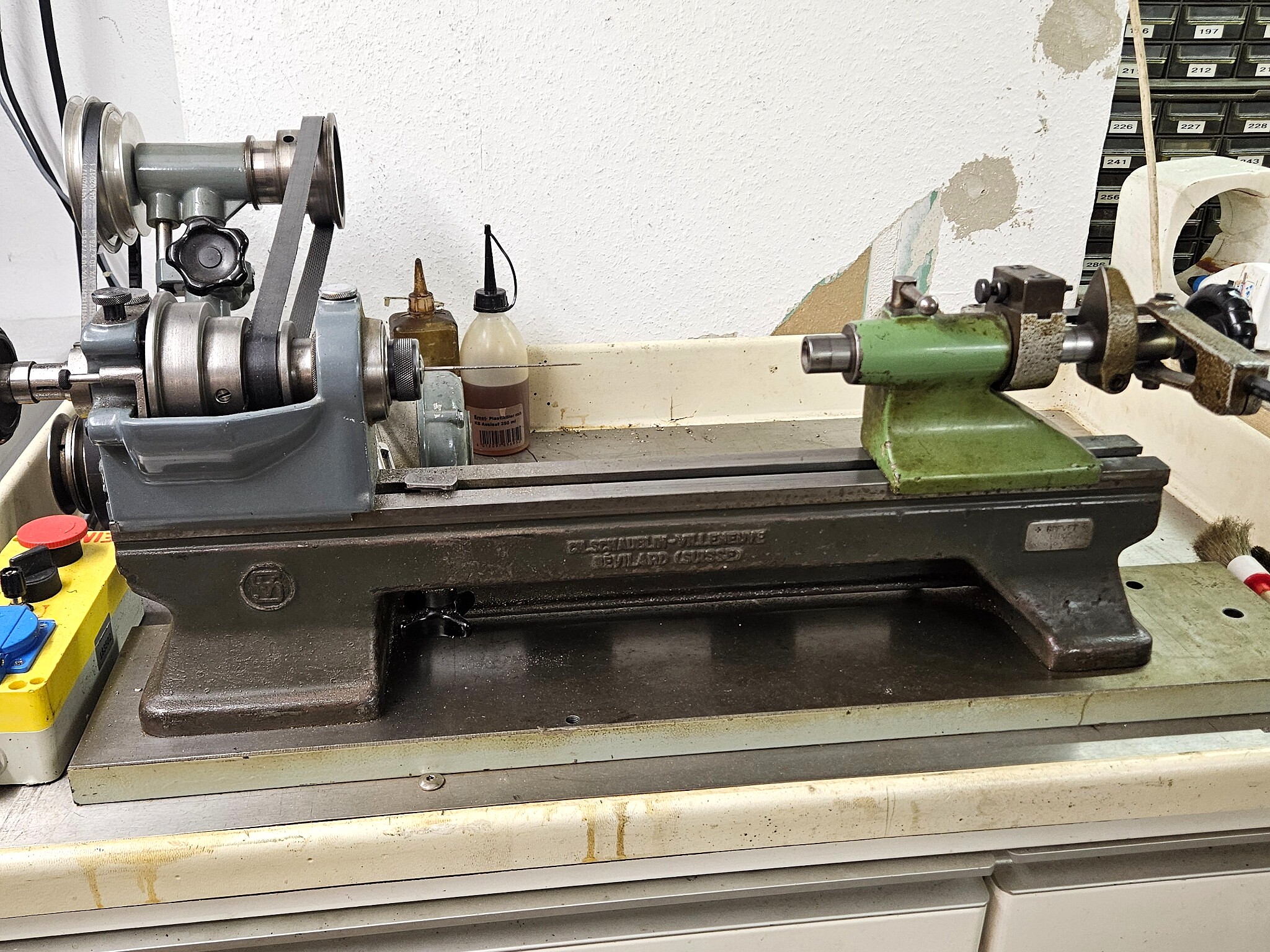 Schaublin 70 Präzisionsdrehbank mit Riemenantrieb, Spindelstock, Kreuzsupport und Reitstock