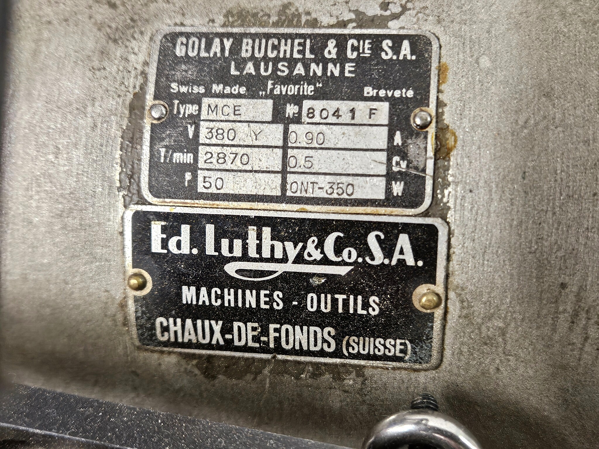 Motortypenschild von Golay Buchel und Händlerplakette Ed. Luthy