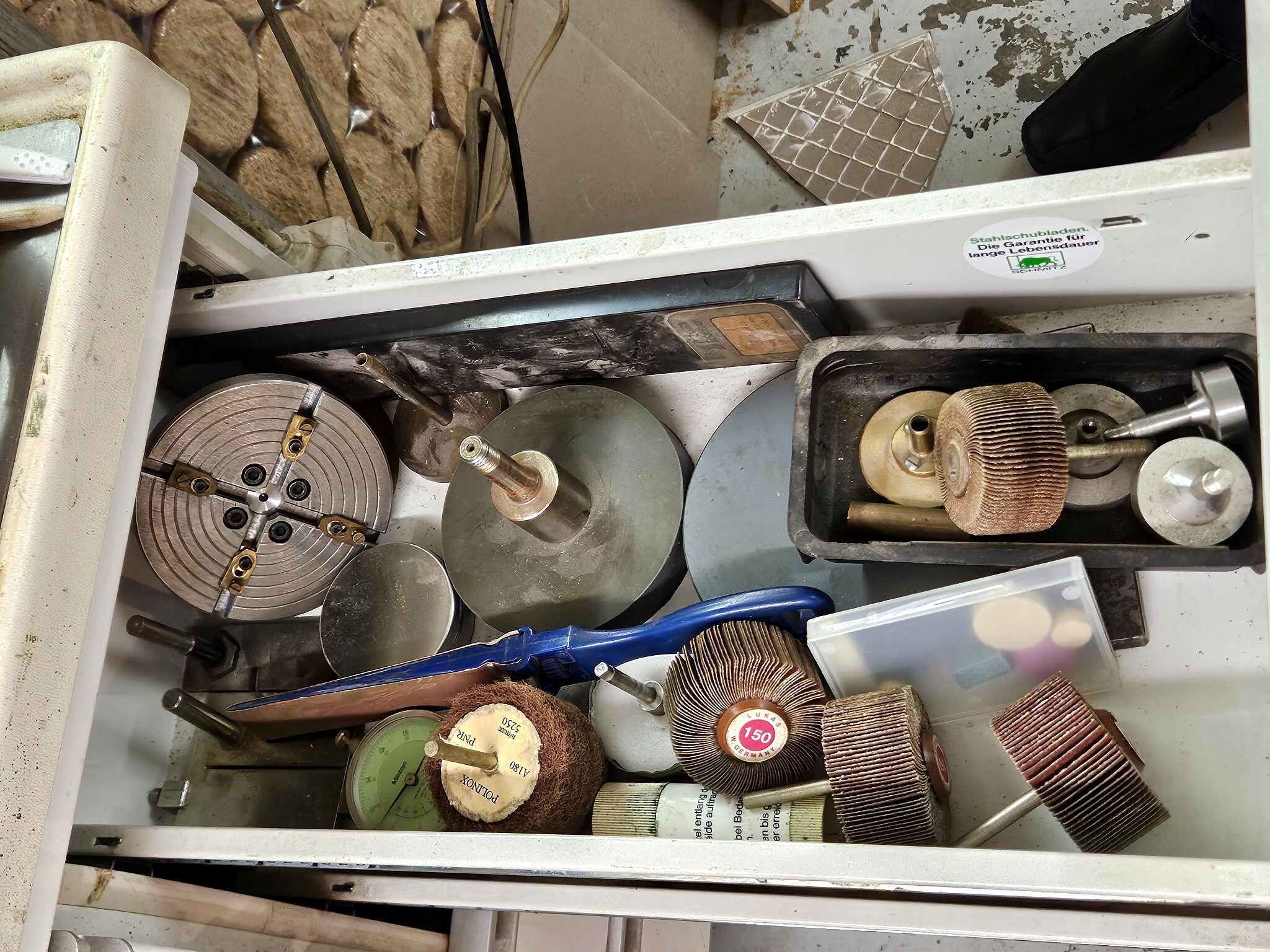 Schublade mit Planscheibe, Schleifmitteln und Zubehör