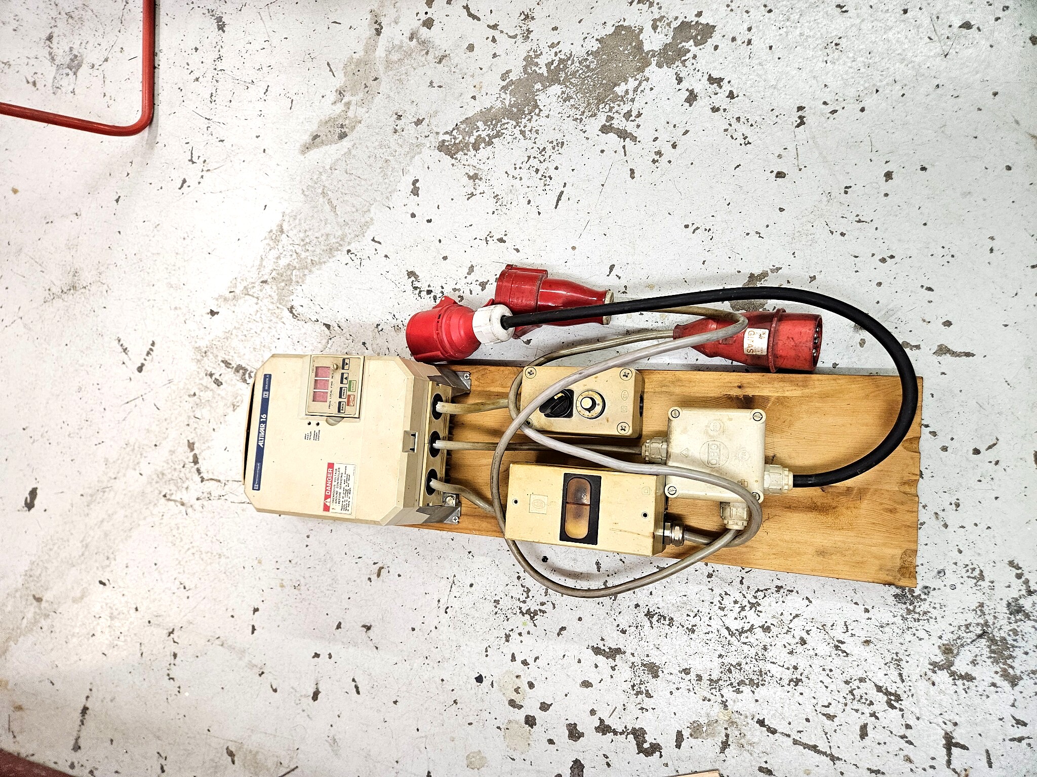 Elektrische Steuerung mit Altivar 16, Schaltern und Anschlüssen