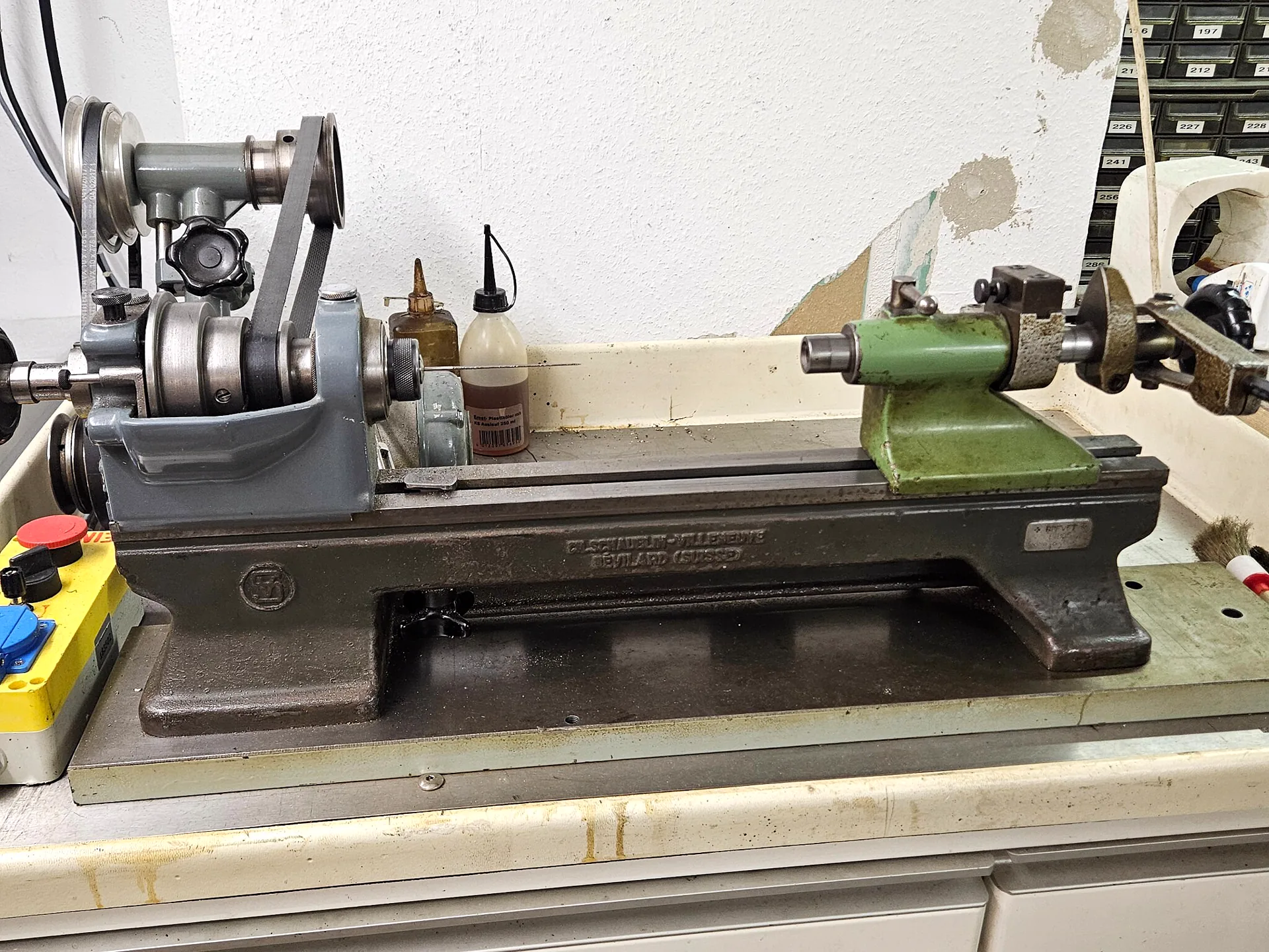 Schaublin 70 Präzisionsdrehbank mit Riemenantrieb, Spindelstock, Kreuzsupport und Reitstock
