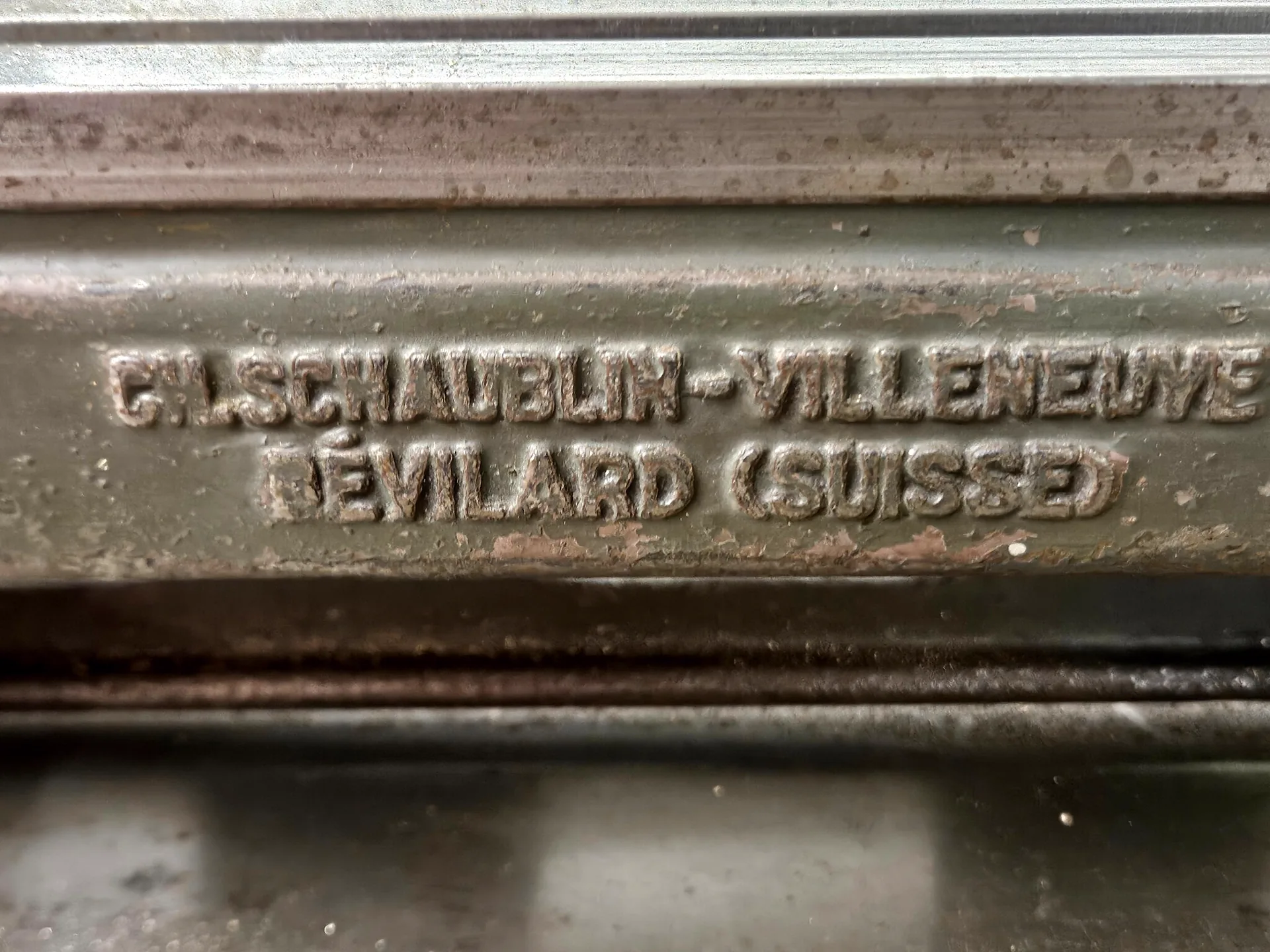 Herstellerbezeichnung Ch. Schaublin-Villeneuve Bévilard Suisse auf dem Maschinenbett