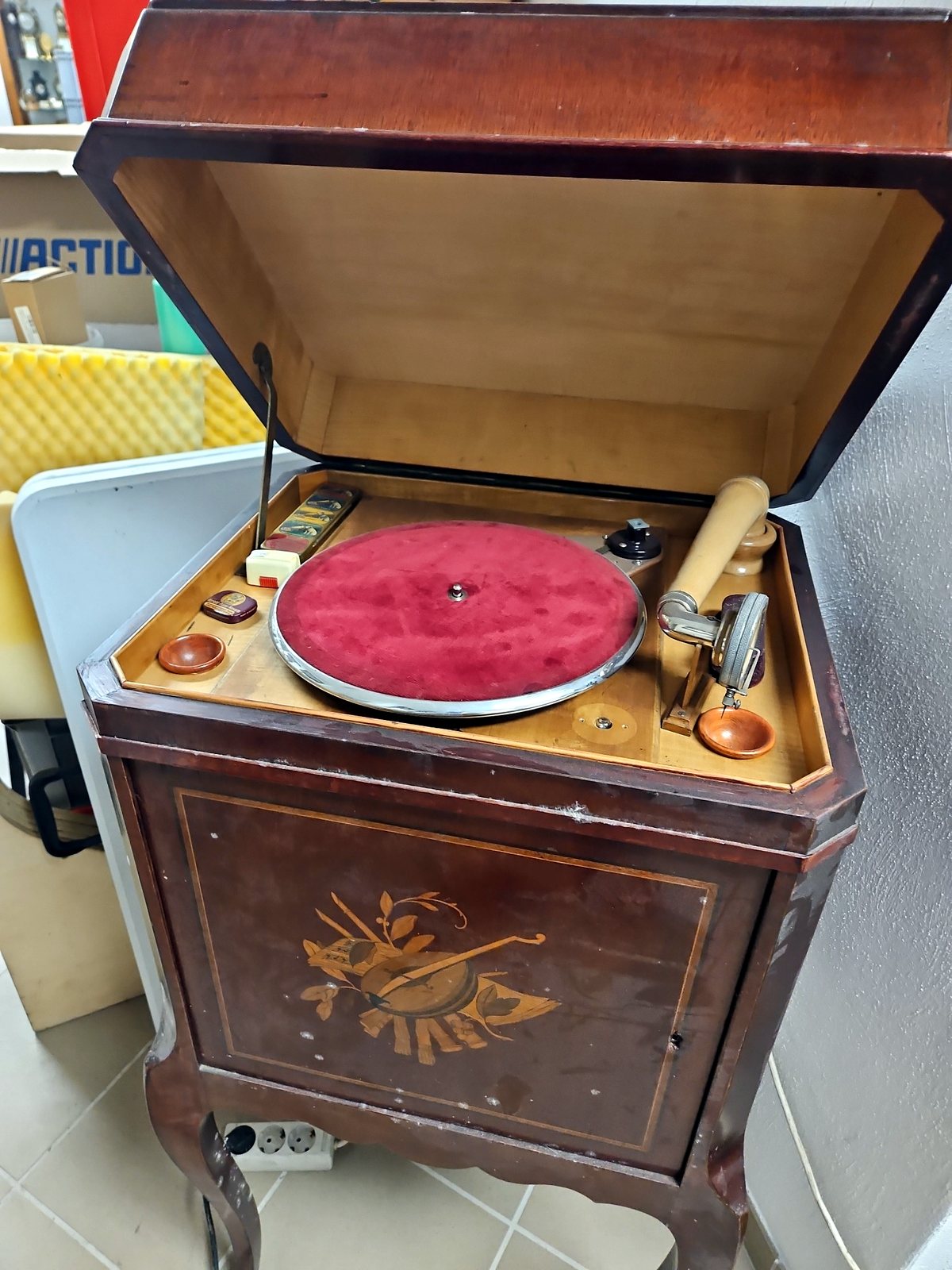 Salon-Grammophon im Holzschrank mit geöffneter Front, rotem Plattenteller und Tonarm