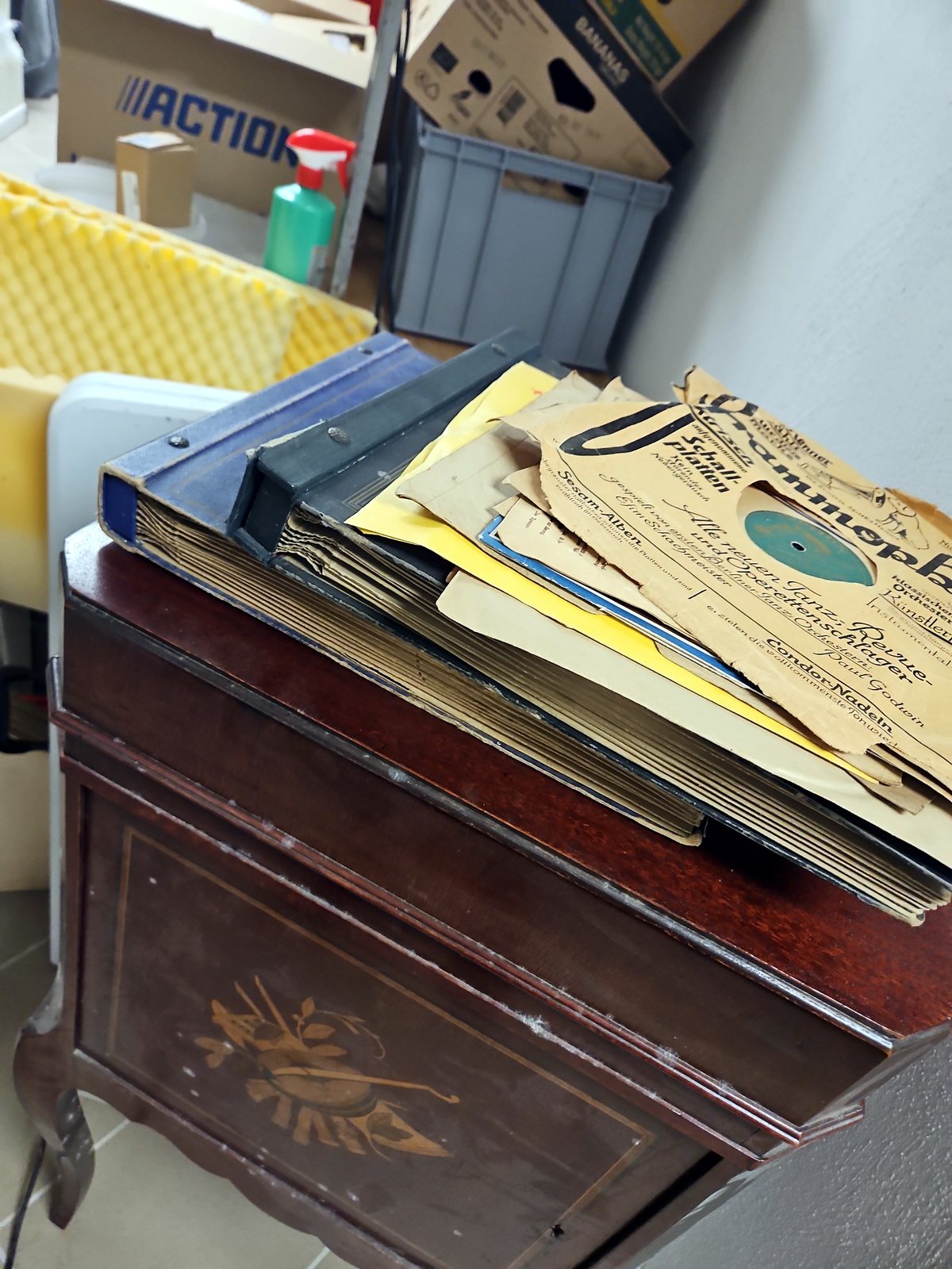 Stapel alter Schellackplatten und Plattenalben