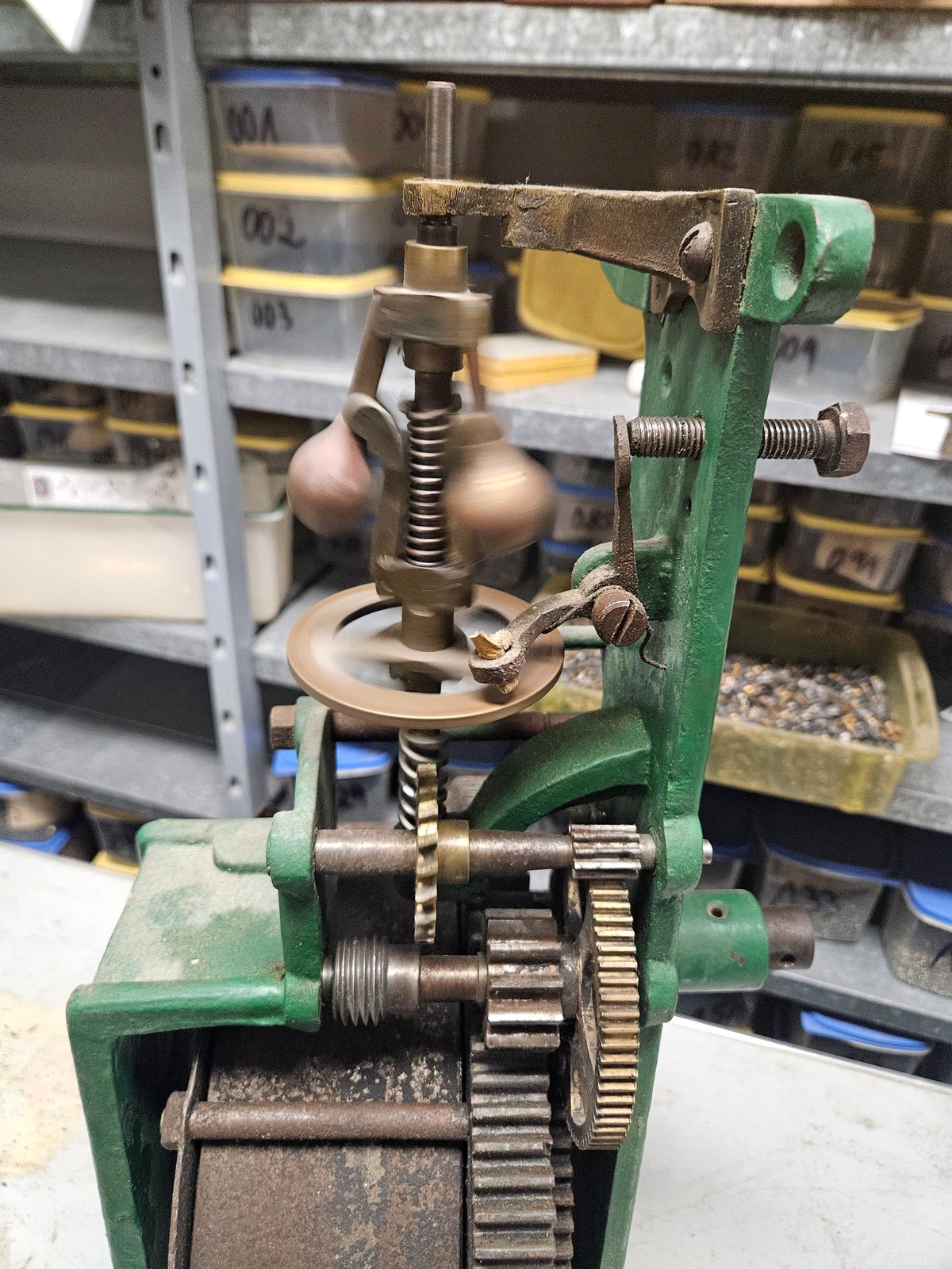 Detailansicht der Antriebsmechanik eines Selbstspielklaviers mit rotierender Scheibe, Hebeln und Zahnradübersetzung