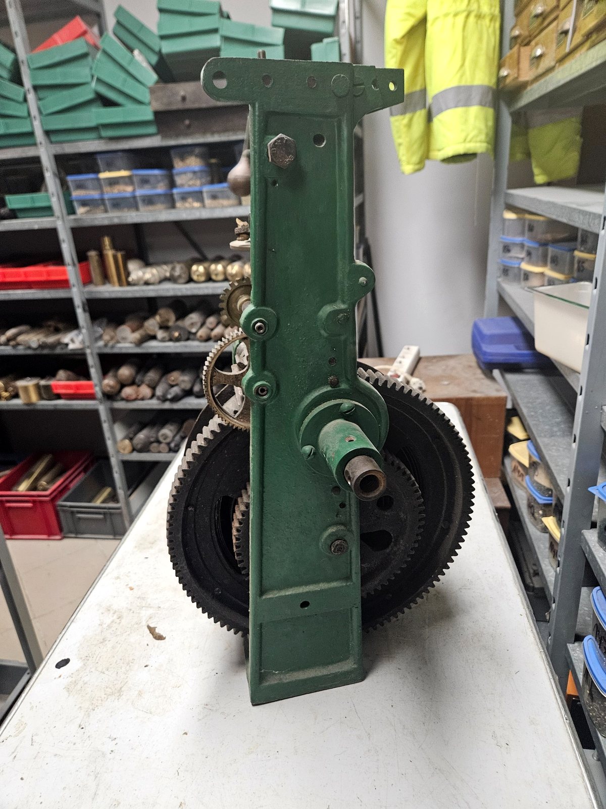 Rückansicht der Antriebsmechanik mit großem Zahnrad, Wellen und grün lackiertem Metallrahmen