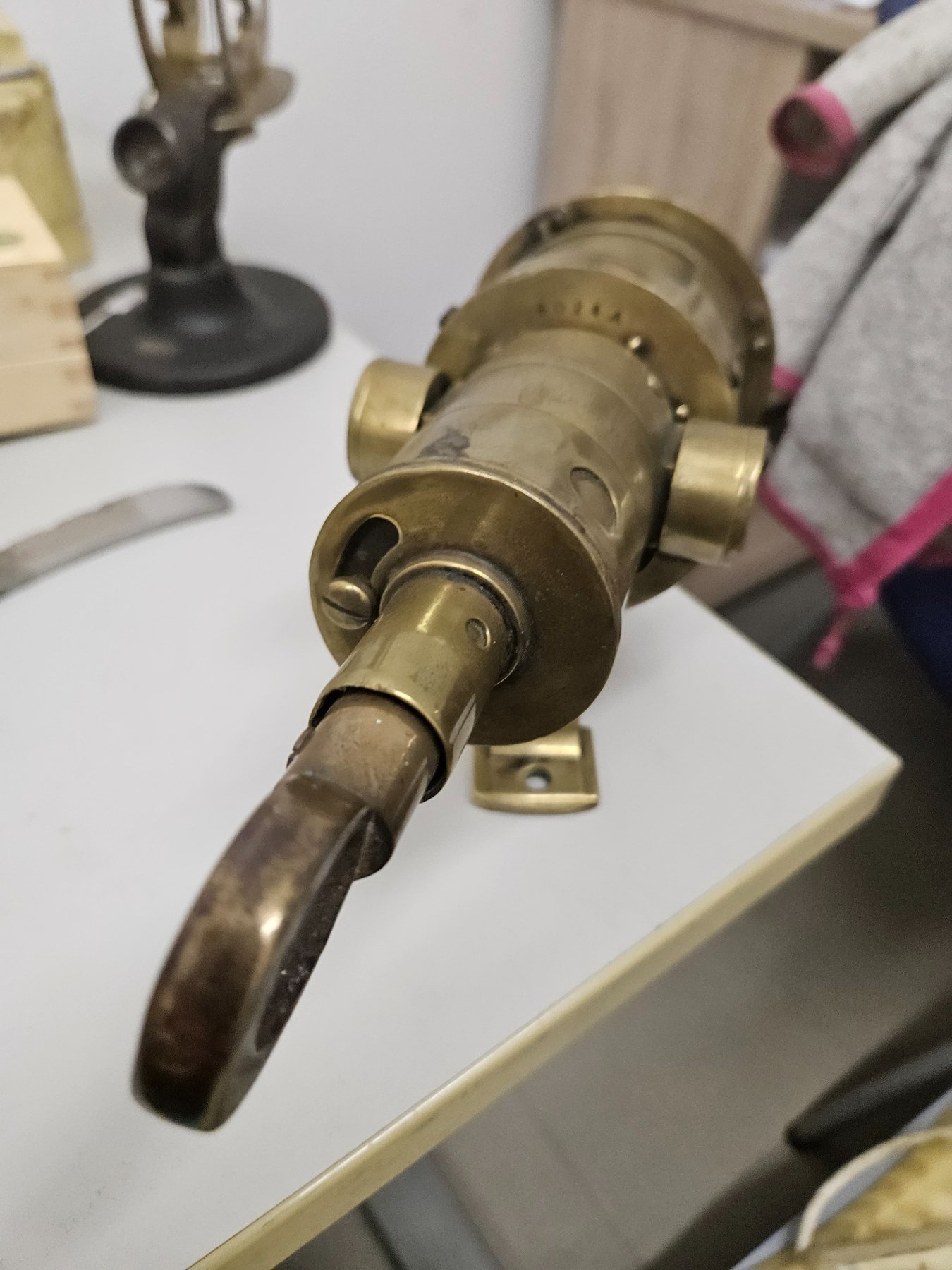 Walker’s Patent Cherub Mark III Ship Log aus Messing in perspektivischer Ansicht mit Ring und Halterung