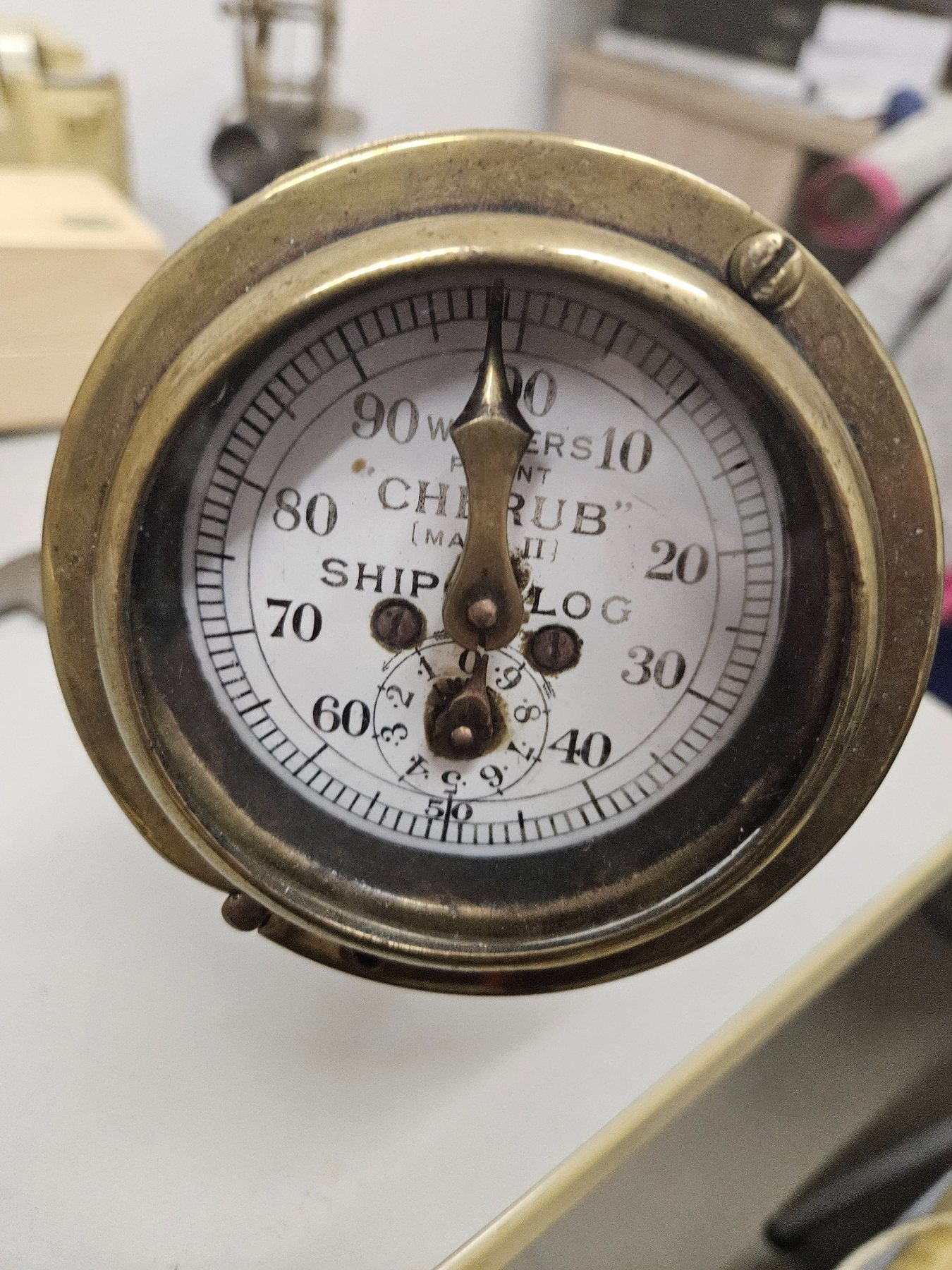 Zifferblatt des Walker’s Patent Cherub Mark III Ship Log mit Meilenskala und Zeiger