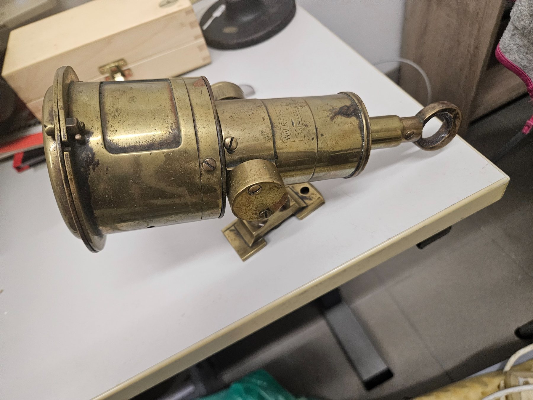 Seitliche Ansicht des Walker’s Patent Cherub Mark III Ship Log aus Messing mit Halterung und Ring