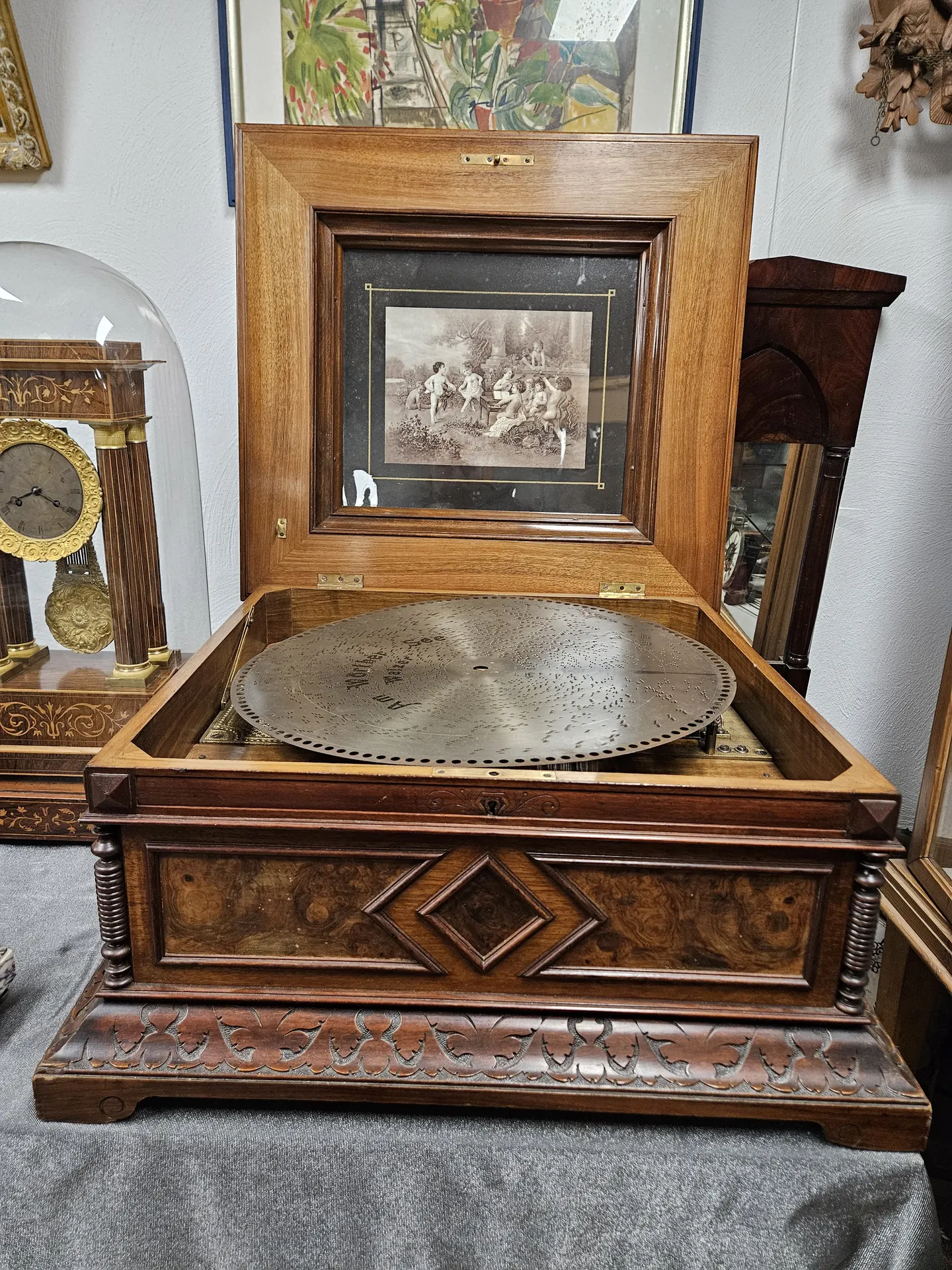 Geöffnetes Polyphon-Musikwerk um 1900 mit großer Lochplatte im Holzgehäuse