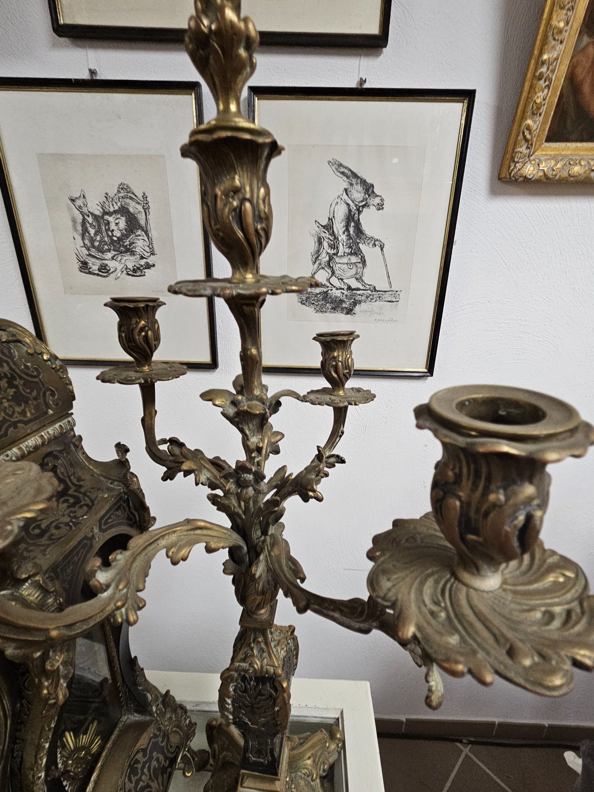 Detail der mehrarmigen Bronzeleuchter mit floralem Dekor
