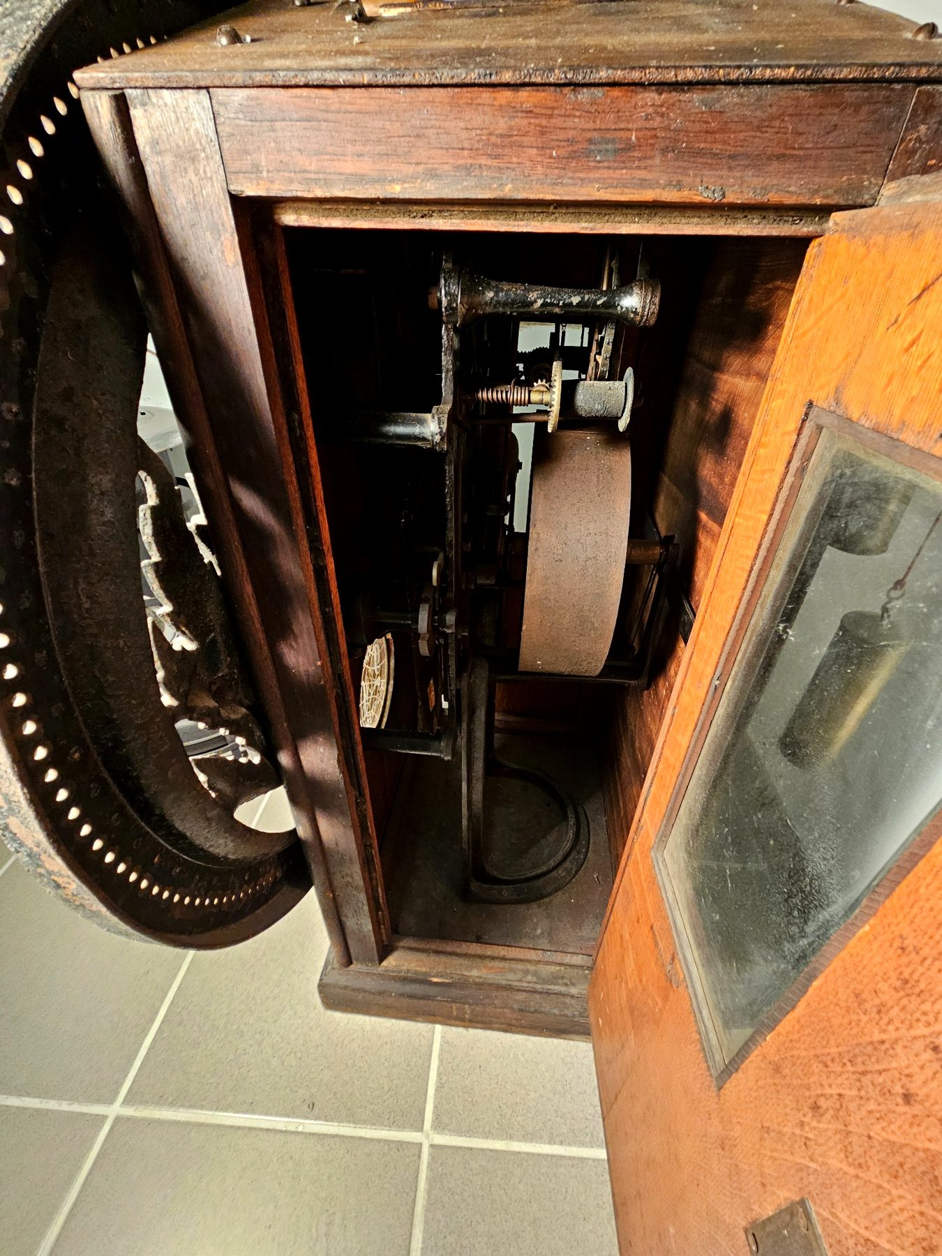 Mechanische Ansicht mit Schwungrad und Uhrwerk
