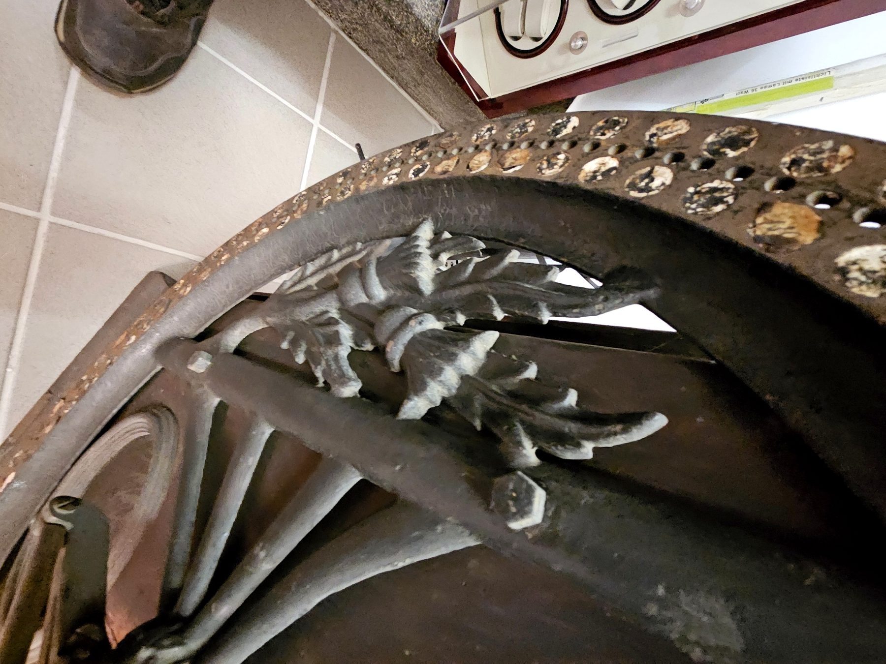 Detail des gusseisernen Schwungrads mit Ornamenten
