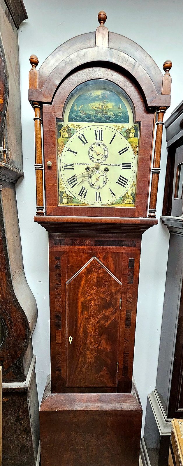 Englische Standuhr von Edw.d Hurst aus North Shields mit rundem Bogenkopf, Säulen und handgemaltem Zifferblatt