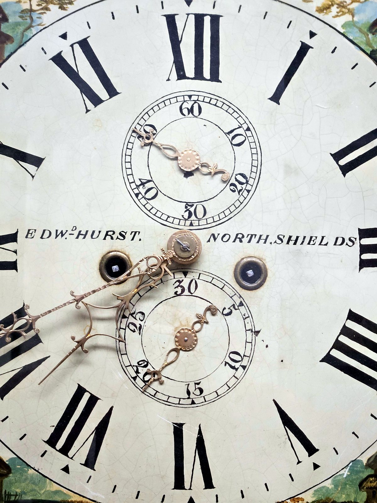 Handgemaltes Zifferblatt der Standuhr mit Signatur Edw.d Hurst North Shields, römischen Ziffern und Nebenanzeigen