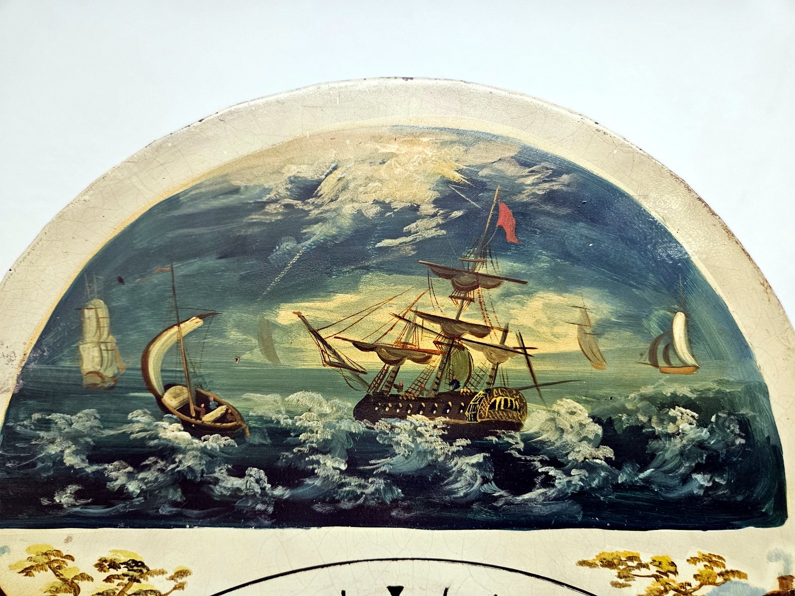 Handgemalte maritime Schiffsszene im oberen Bogen des Zifferblatts