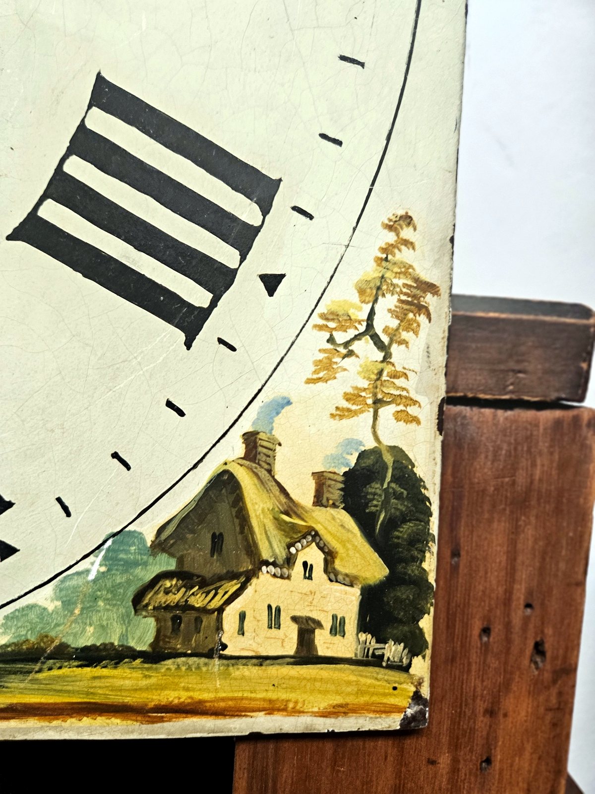 Handgemaltes Landschafts- und Hausmotiv am Rand des Zifferblatts