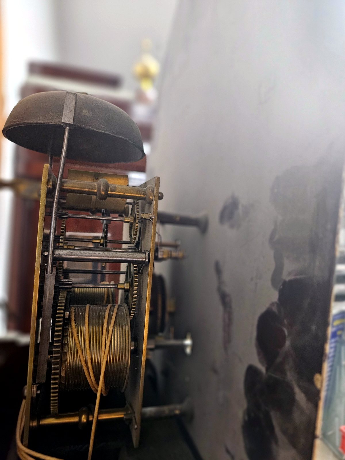 Seitliche Werkansicht der englischen Standuhr mit mechanischem Gewichtswerk und Glocke