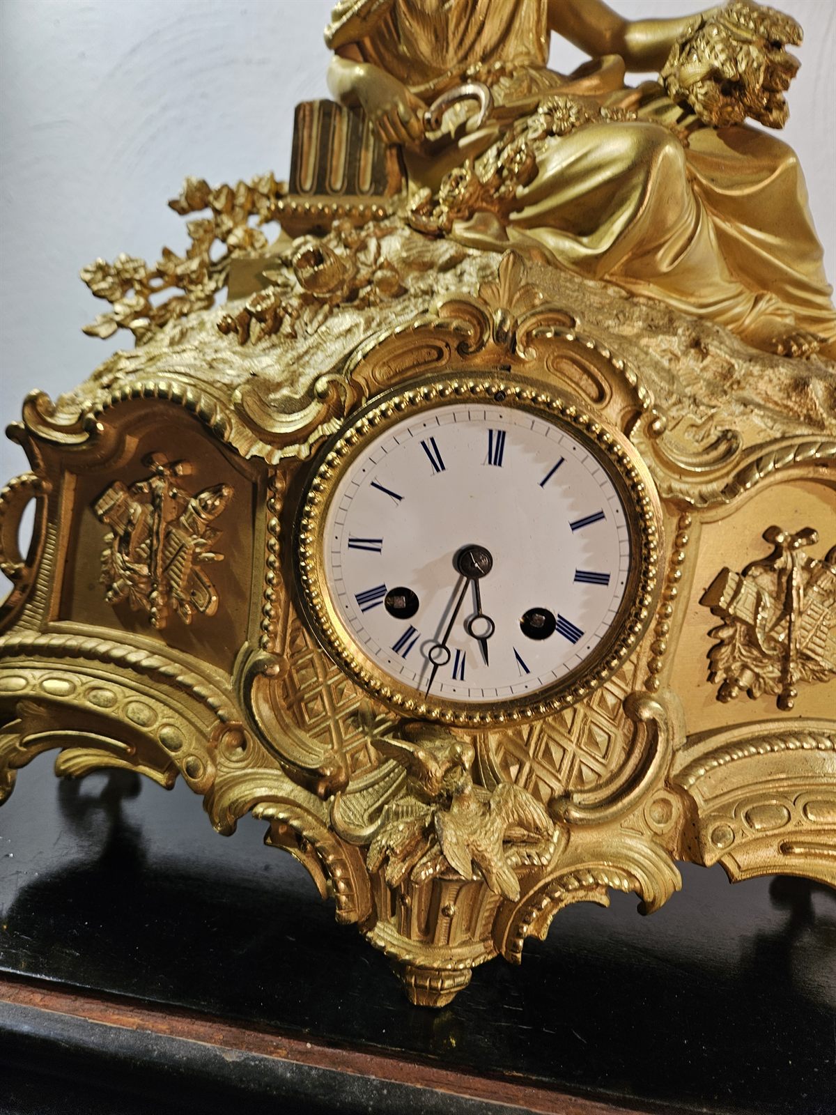 Feuervergoldete französische Bronze-Kaminuhr