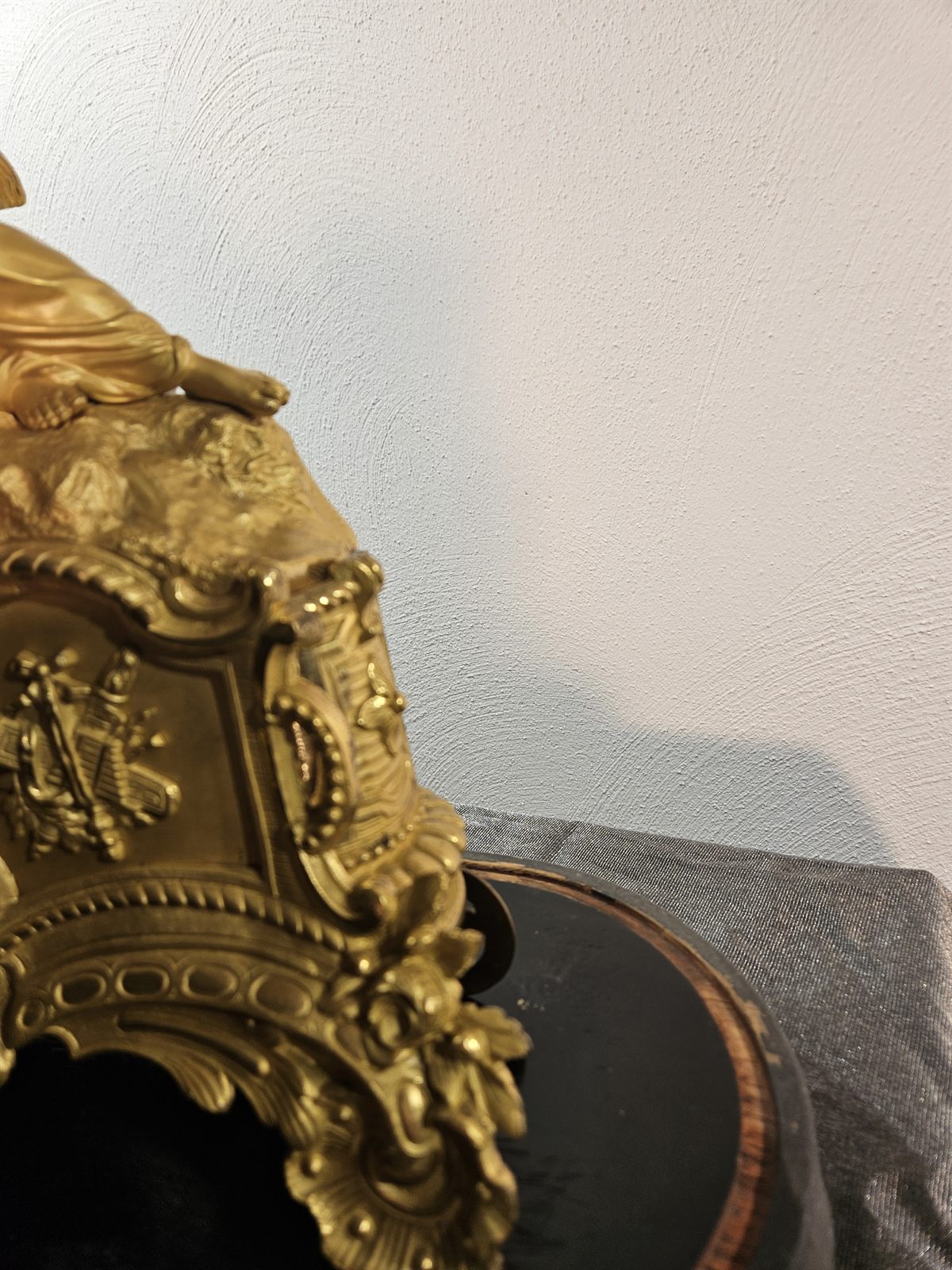 Feuervergoldete Bronze-Kaminuhr, Seitenansicht