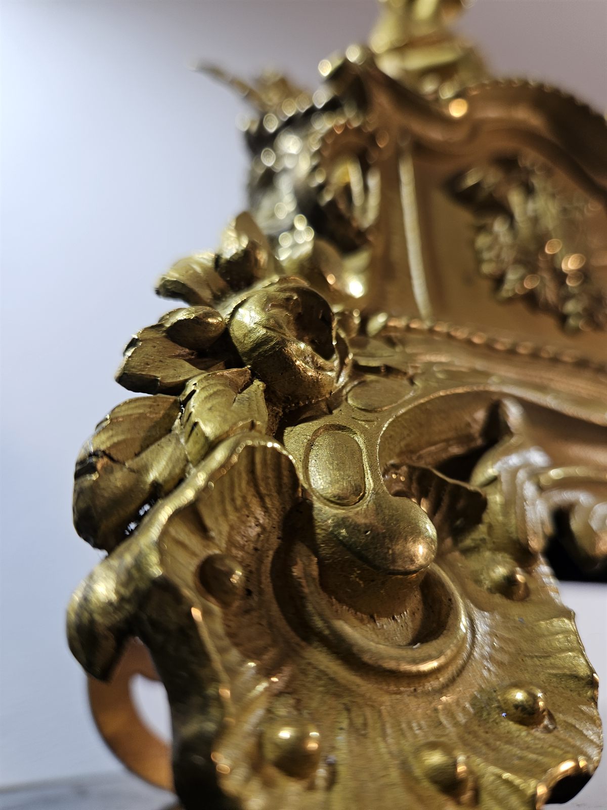Feuervergoldete Bronze-Kaminuhr, Detailansicht