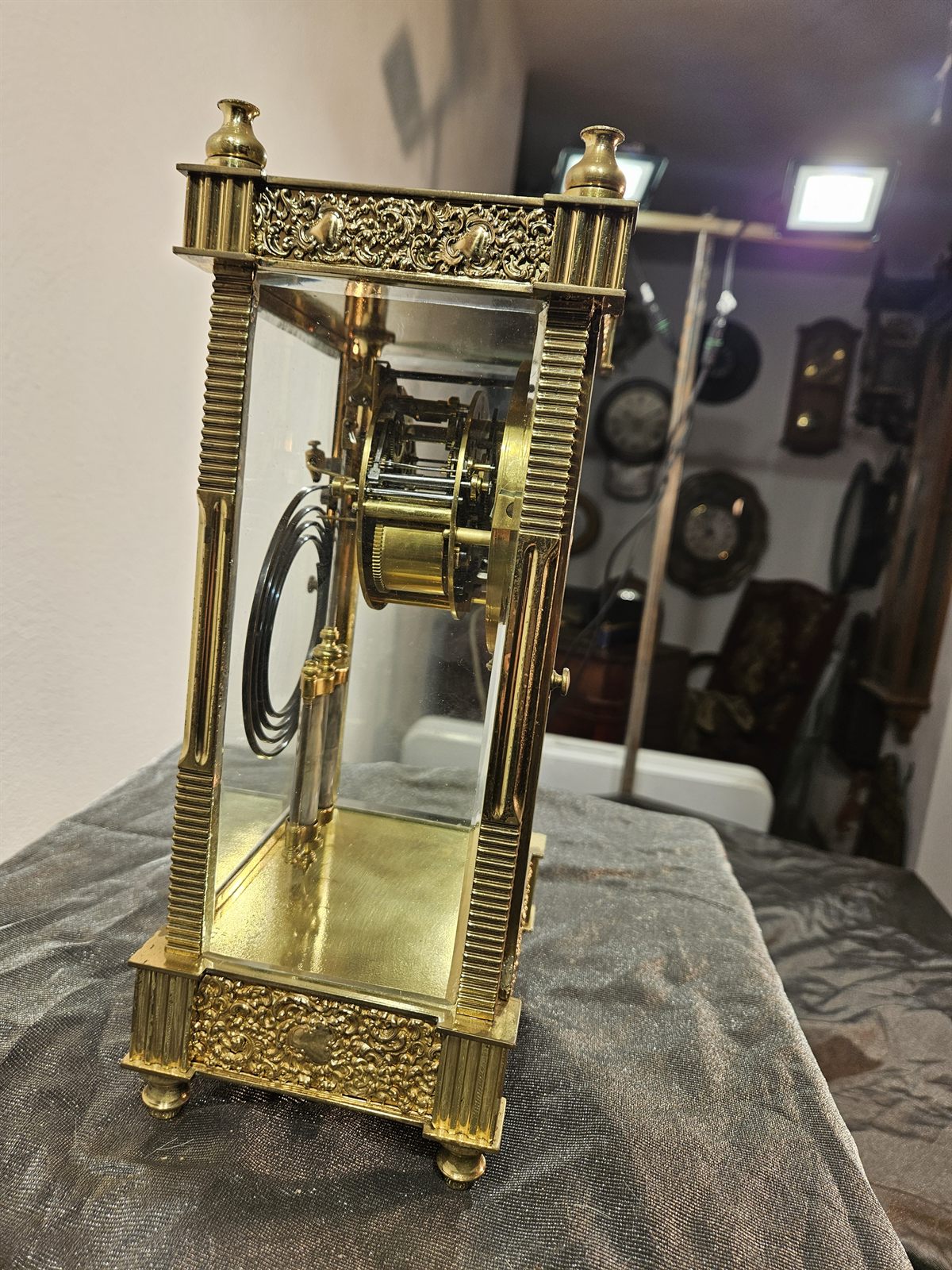 Französische Vierglasuhr, Seitenansicht