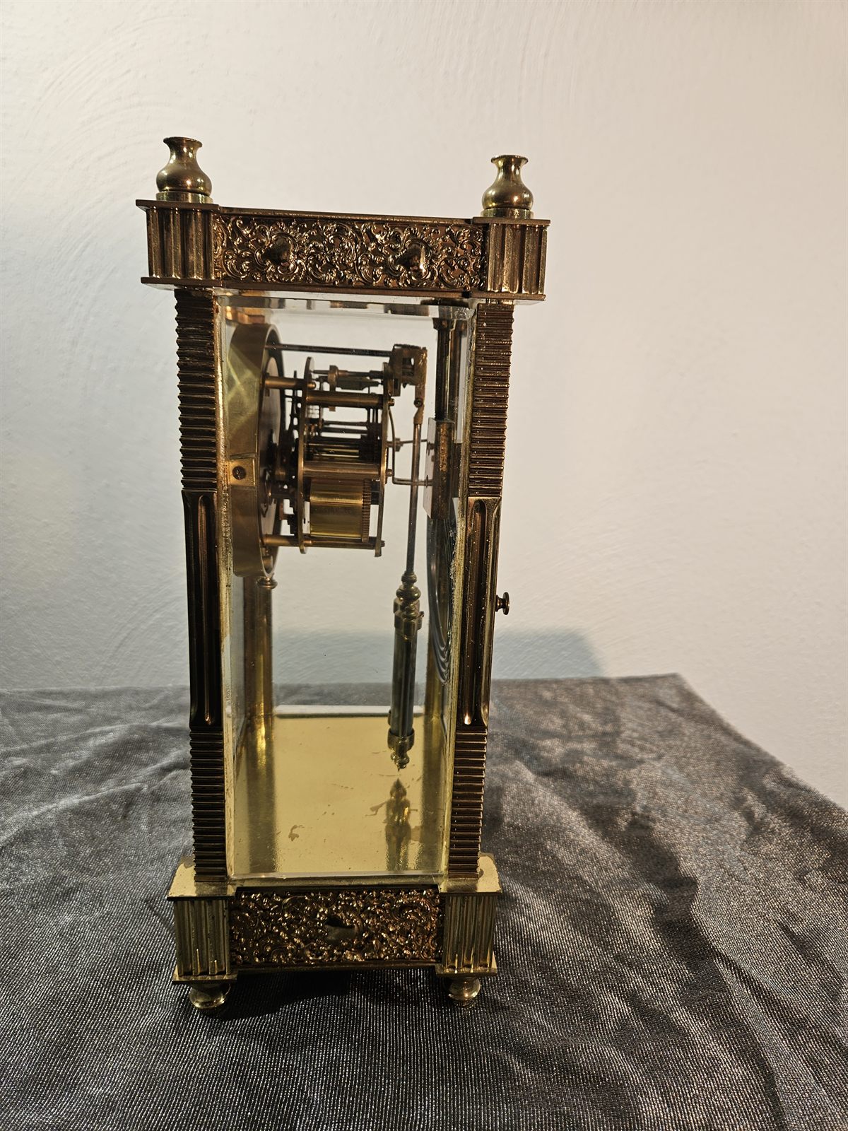 Französische Vierglasuhr mit Glasgehäuse