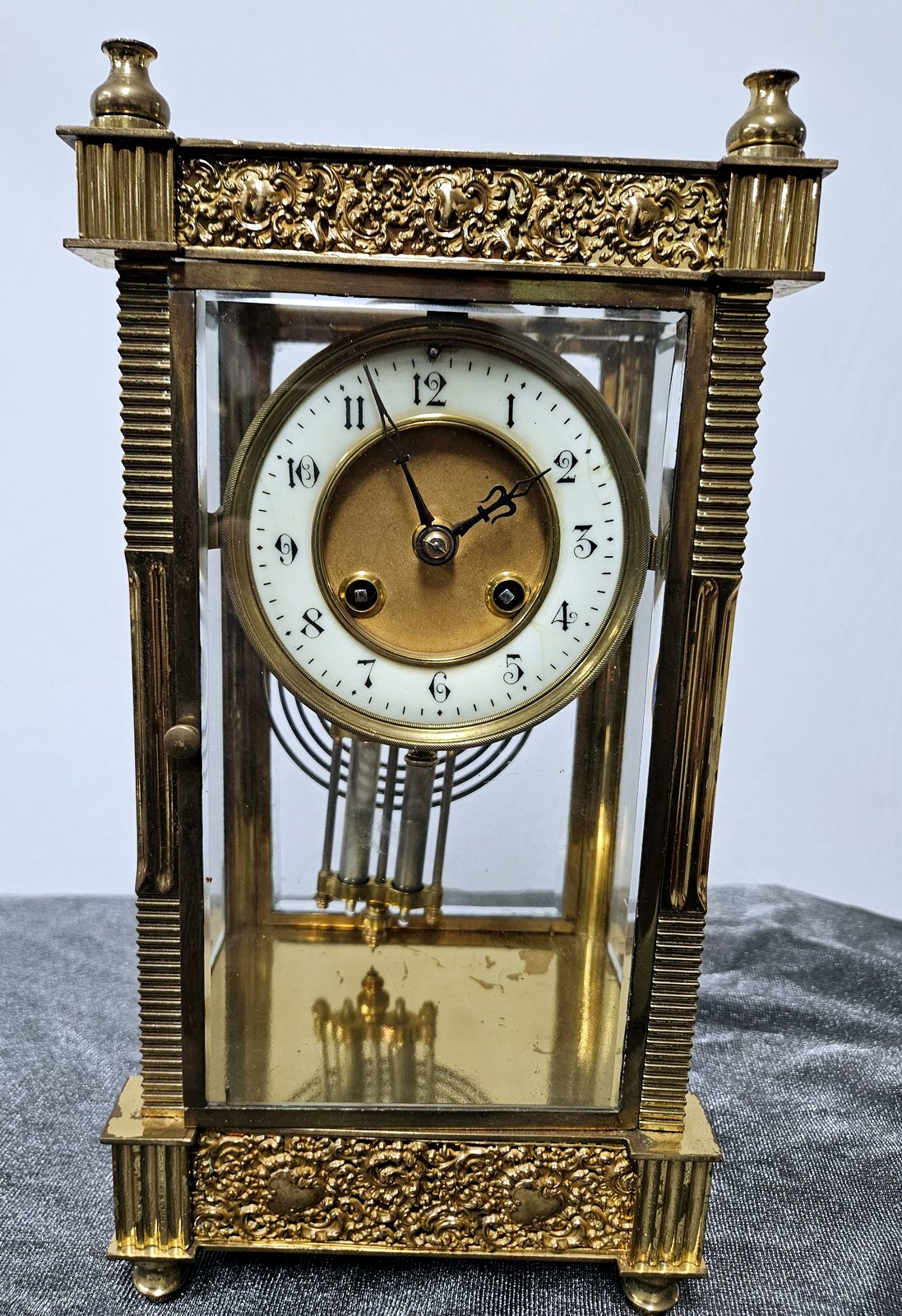 Französische Vierglasuhr aus Messing und Glas mit sichtbarem Pendel