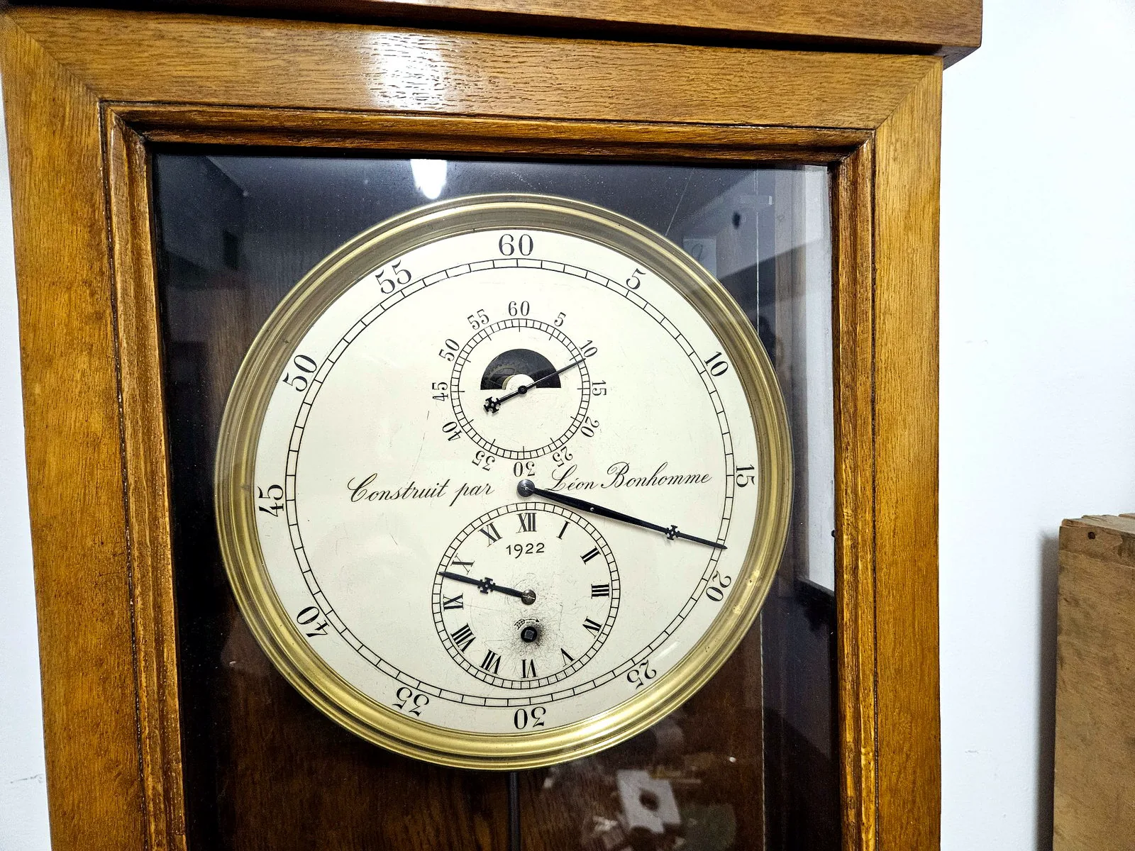 Léon Bonhomme Regulator von 1922 im Holzgehäuse mit sichtbarem Pendel