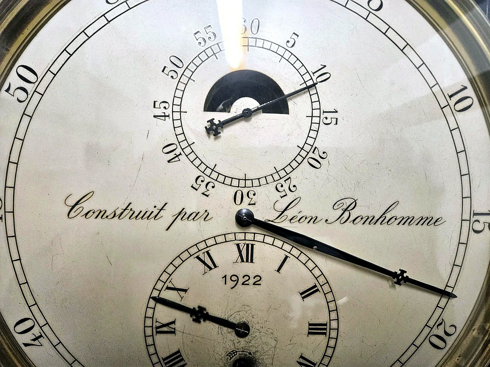 Zifferblattdetail mit französischer Signatur Construit par Léon Bonhomme