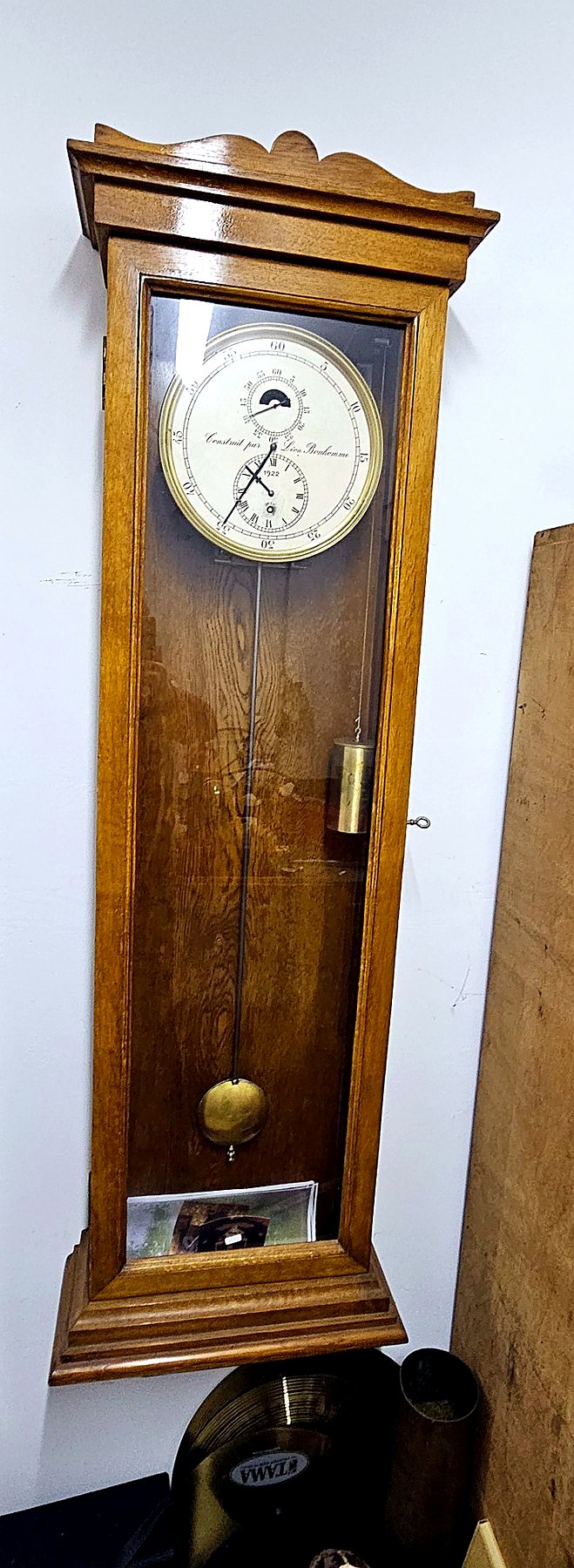 Französischer Wand-Präzisionsregulator von Léon Bonhomme aus dem Jahr 1922 im Holzgehäuse mit Glasfront