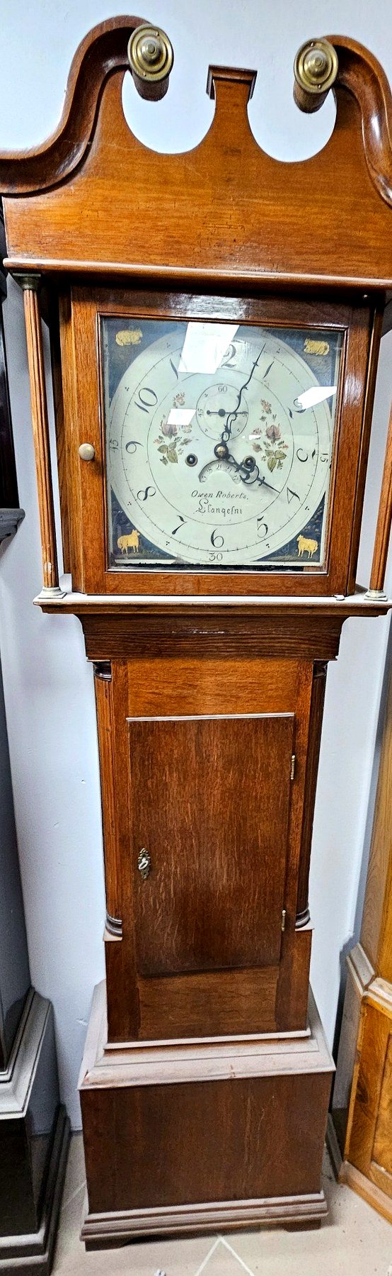 Walisische Standuhr von Owen Roberts aus Llangefni mit geschweiftem Kopf und bemaltem Zifferblatt
