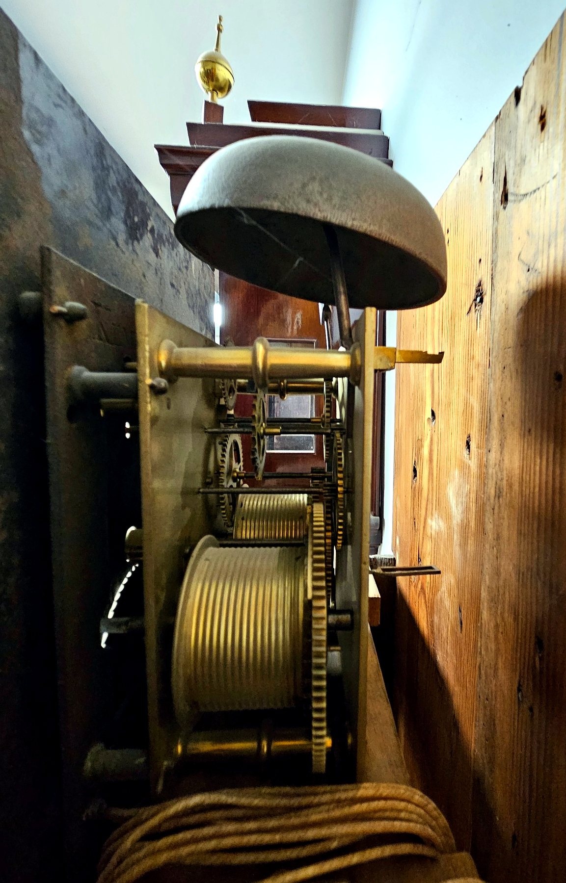 Seitliche Werkansicht der walisischen Standuhr mit mechanischem Werk, Gewichtszug und Glocke