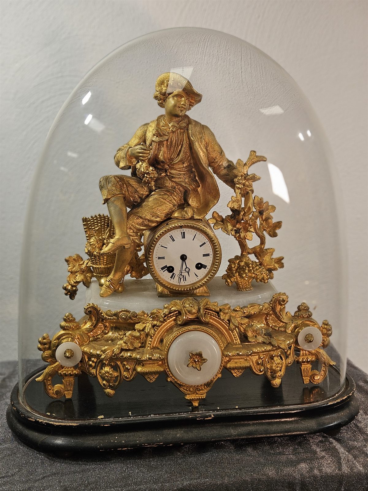 Französische Regül-Kaminuhr mit Glasglocke
