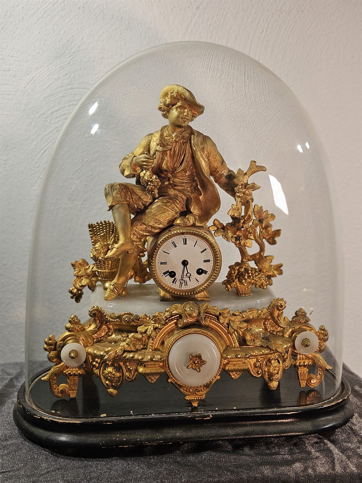Regül-Kaminuhr mit Alabaster, Seitenansicht