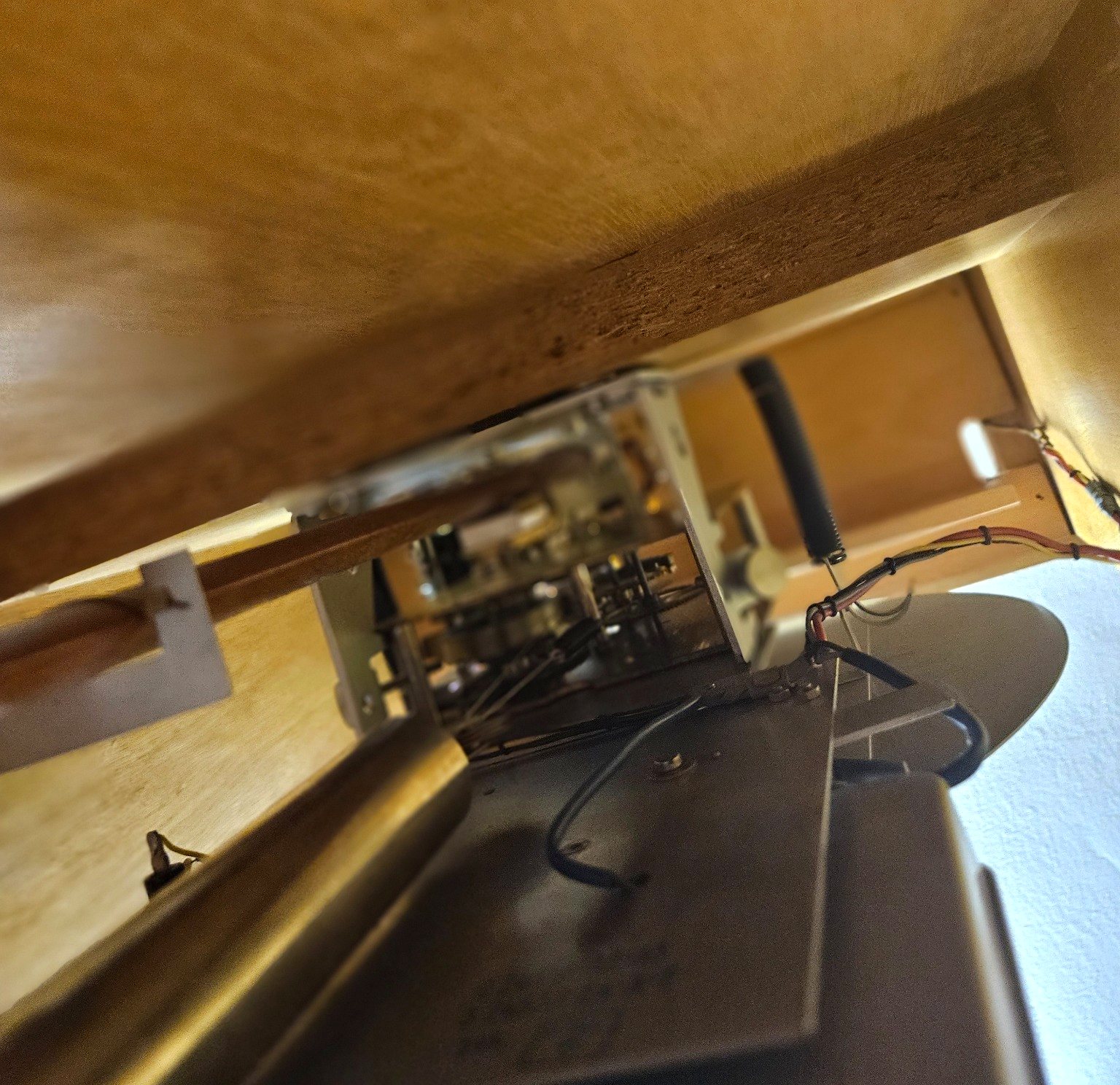 Blick in das Innere der Siemens Hauptuhr mit Pendelstange, elektrischen Kontakten und mechanischem Werk