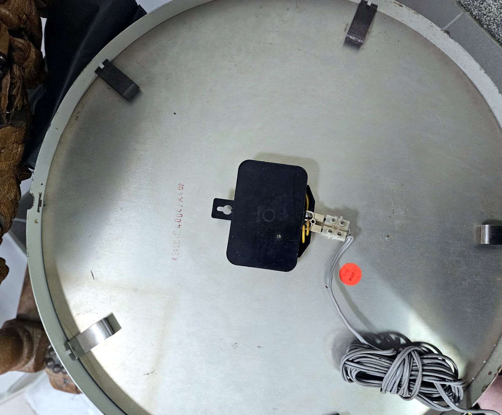Rückseite der Siemens-Nebenuhr mit elektrischem Werk, Anschlussklemmen und Spannungsangaben.