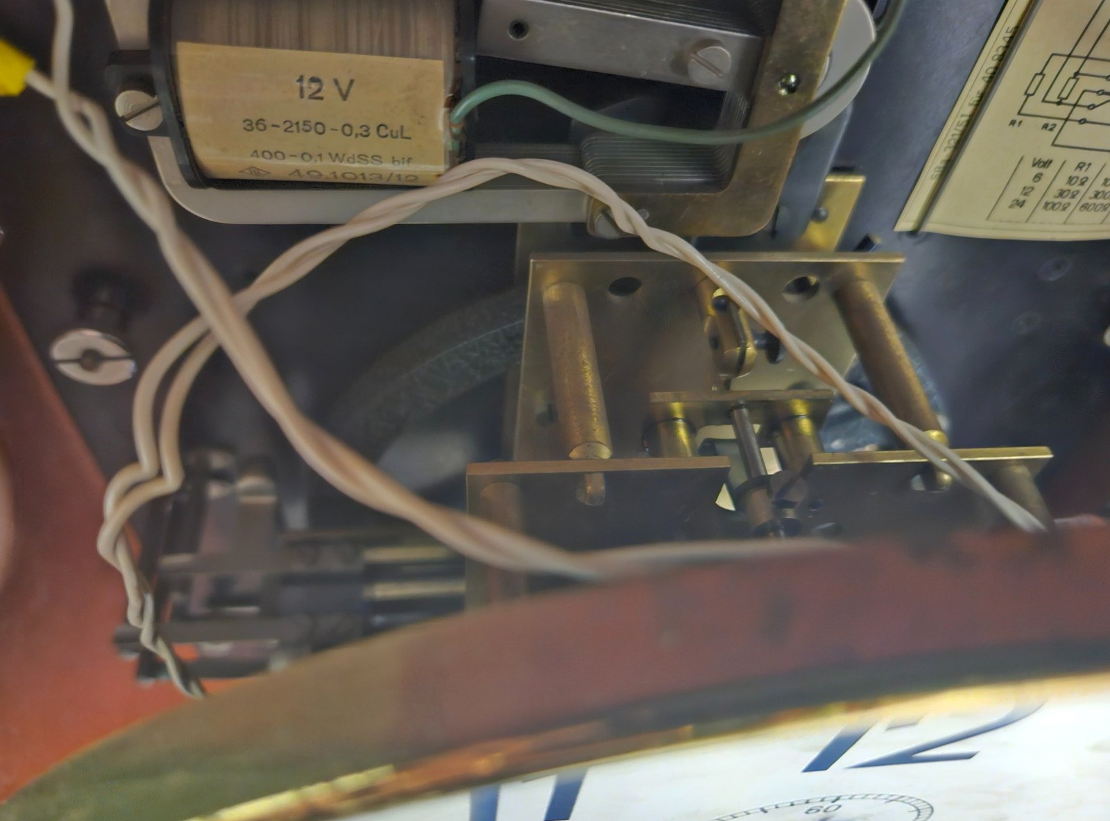Werkdetail einer Telenorma-Mutteruhr mit 12-Volt-Bauteil und elektrischer Impulsgebung