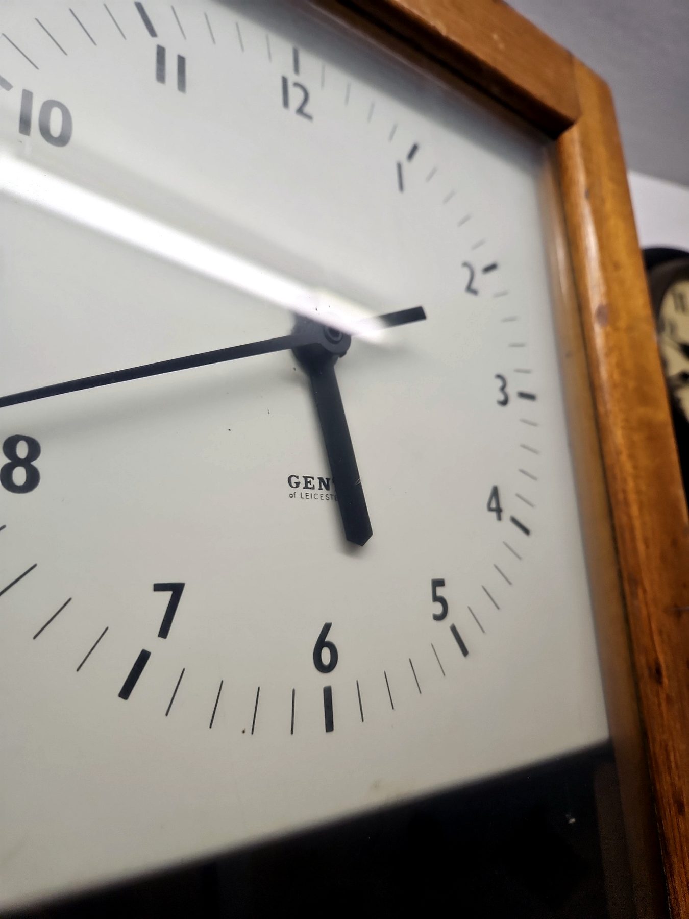Zifferblattdetail der Telenorma-Mutteruhr