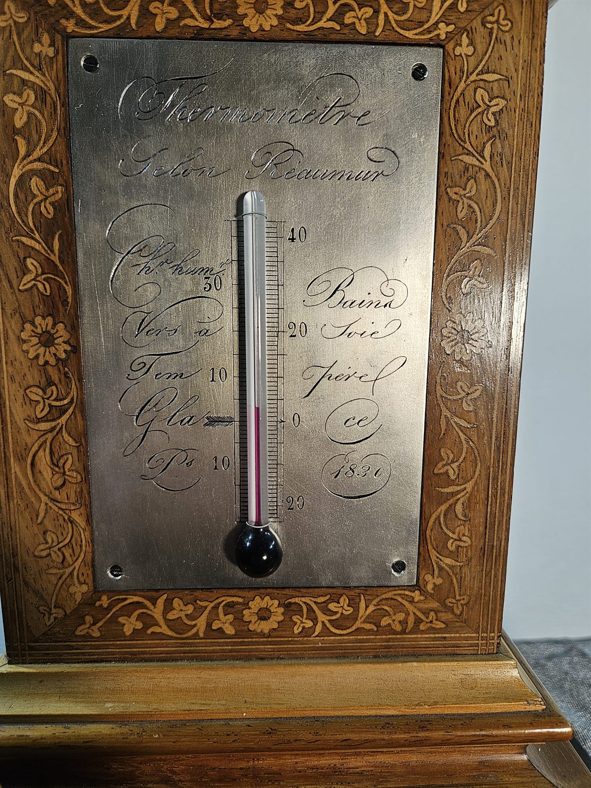 Tischuhr mit Thermometer, Rückansicht