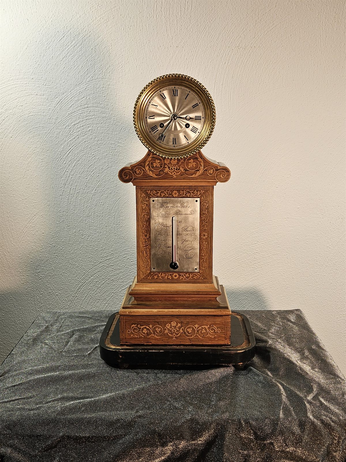 Tischuhr mit Thermometer, Detailansicht